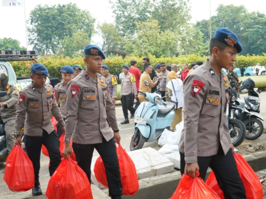 Korban Kebakaran Pasar Jiung Terima Bantuan dari Brimob Metro Jaya